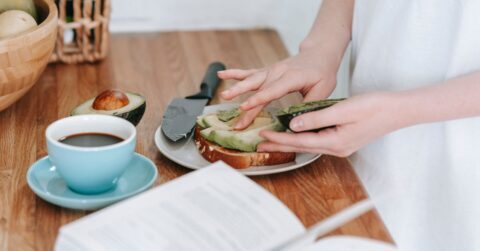 당질제한 다이어트, 칼로리보다 먼저 ‘탄수 줄이는 순서’부터 잡아야 실패가 줄어듭니다 당질제한 음식 먹고도 배고픔이 남을 때: 포만감(식감) 기준으로 식단을 바꾸는 방법